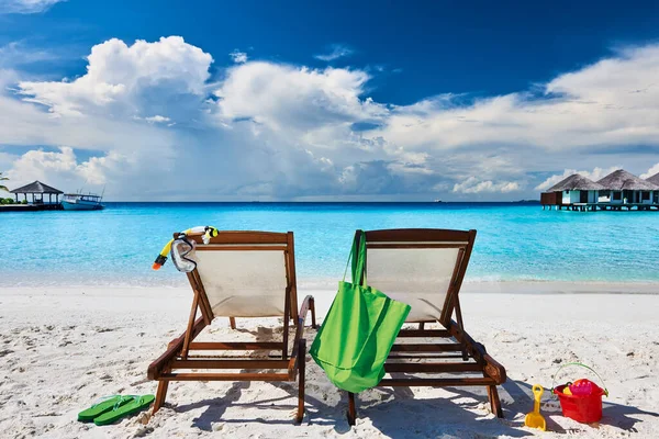 Playa Tropical Con Tumbonas Maldivas —  Fotos de Stock