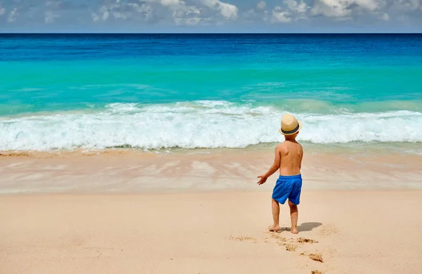 Enfant Trois Ans Marchant Sur Plage Vacances Été Famille Aux — Photo