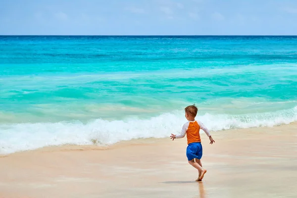 Niño Tres Años Corriendo Playa Vacaciones Familiares Verano Seychelles Mahe — Foto de Stock