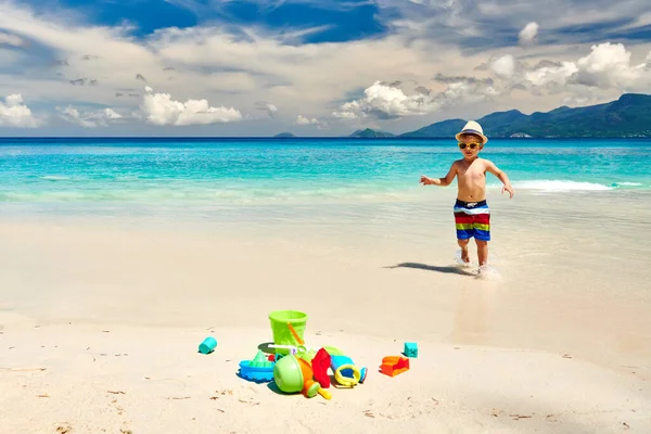 ビーチでビーチのおもちゃで遊んでいる3歳の幼児の少年 セーシェルでの夏休み — ストック写真