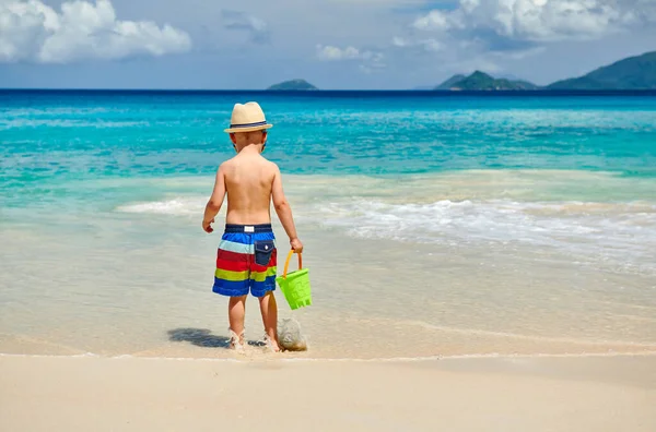 Trzyletni Chłopiec Bawiący Się Zabawkami Plaży Letni Wypoczynek Rodzinny Seszelach — Zdjęcie stockowe