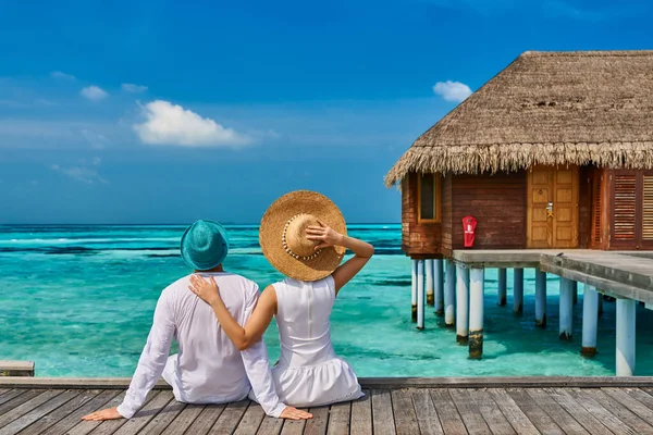 Par Vitt Tropisk Strand Brygga Nära Vatten Villa Maldiverna — Stockfoto