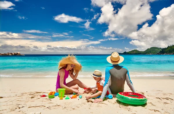 在海滩上的家人 和三岁男孩的年轻夫妇 在塞舌尔的暑假 — 图库照片
