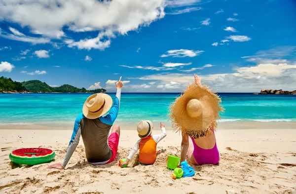 Familie Het Strand Jong Stel Met Drie Jaar Oude Jongen — Stockfoto