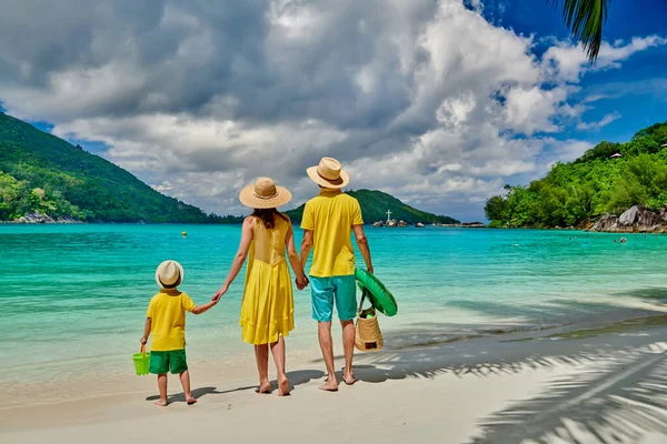 Rodina Pláži Mladý Pár Žlutém Tříletým Chlapcem Letní Dovolená Seychelách — Stock fotografie