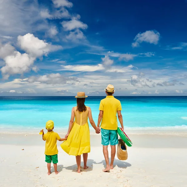 美しいプチアンセビーチでの家族 3歳の幼児の男の子と黄色の若いカップル セーシェルでの夏休み — ストック写真