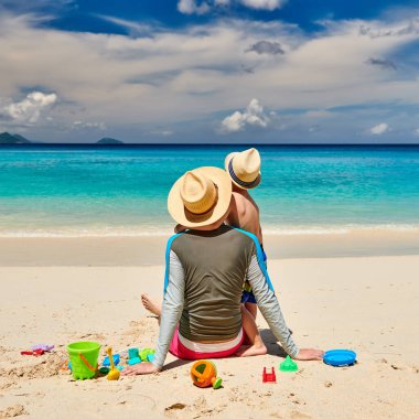 Babasıyla plajda üç yaşında küçük bir çocuk. Seyşeller 'de yaz tatili, Mahe..