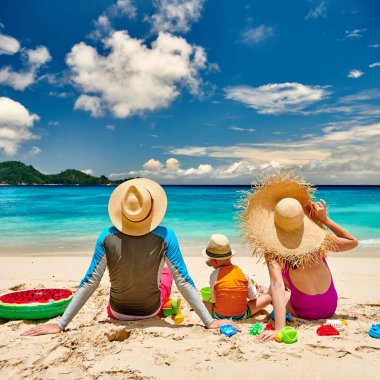 Sahilde bir aile, üç yaşında oğlu olan genç bir çift. Seyşeller 'de yaz tatili.