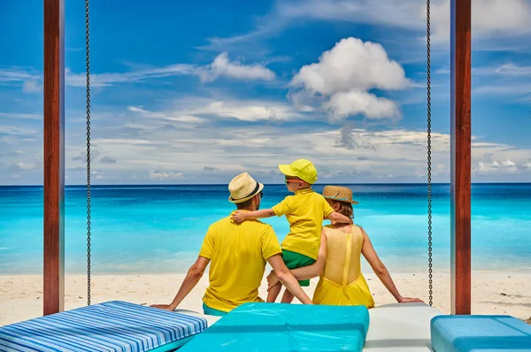 Familia Hermosa Playa Petite Anse Pareja Joven Amarillo Con Niño —  Fotos de Stock