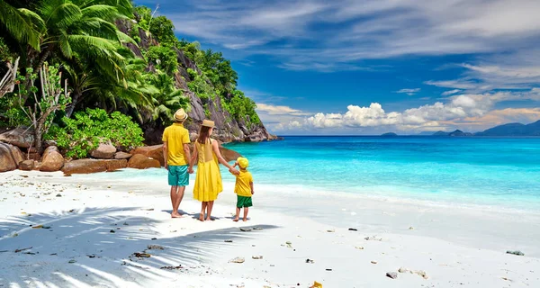 Família Bela Praia Petite Anse Jovem Casal Amarelo Com Menino — Fotografia de Stock