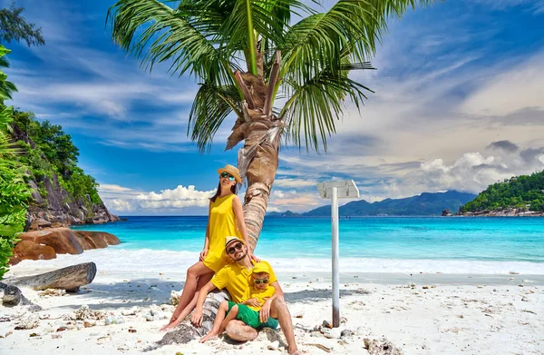 Familie Petite Anse Beach Ungt Par Med Tre Gammel Småbarnsgutt – stockfoto