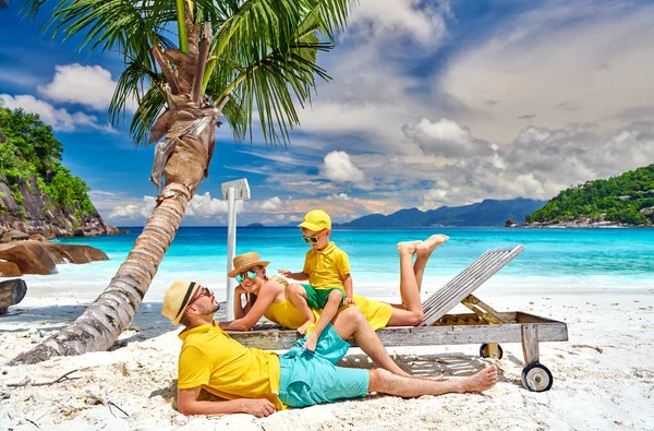 Familie Schönen Strand Petite Anse Junges Paar Mit Dreijährigem Kleinkind — Stockfoto