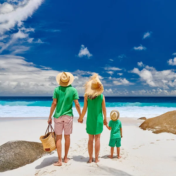 Rodzina Pięknej Plaży Anse Intendance Młoda Para Zieleni Trzyletnim Maluchem — Zdjęcie stockowe