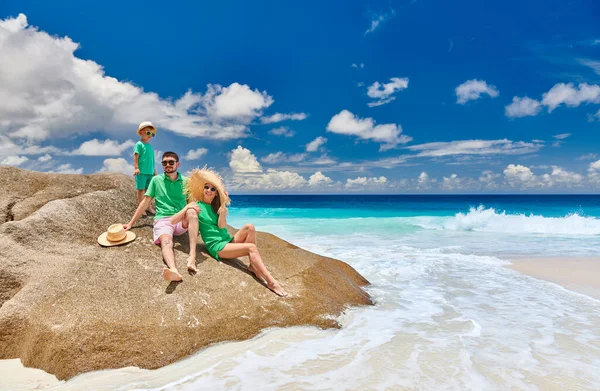 Famiglia Seduta Roccia Sulla Bellissima Spiaggia Anse Intendance Giovane Coppia — Foto Stock