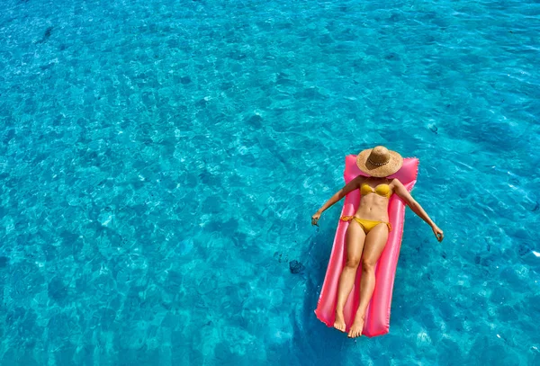 Vrouw Ontspannen Opblaasbare Mat Drijven Het Strand — Stockfoto