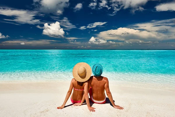 情侣在马尔代夫的热带海滩上 — 图库照片