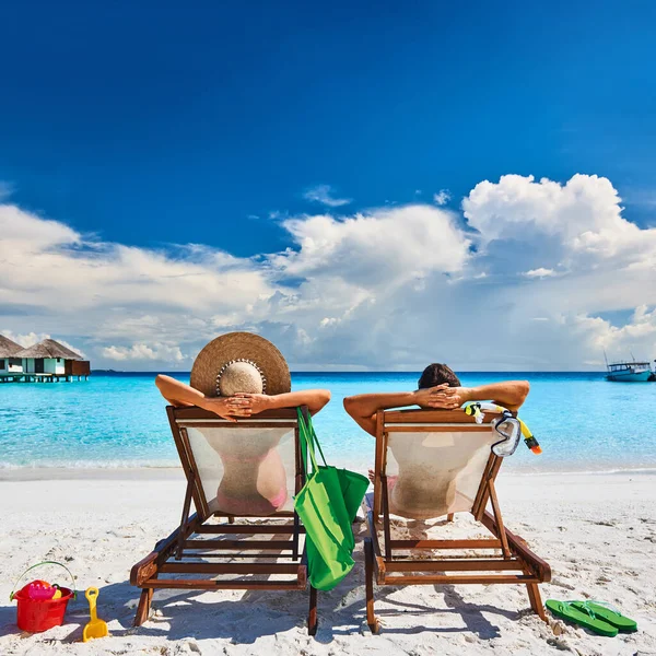 Пара Сонячних Ліжках Тропічному Пляжі Мальдівів — стокове фото