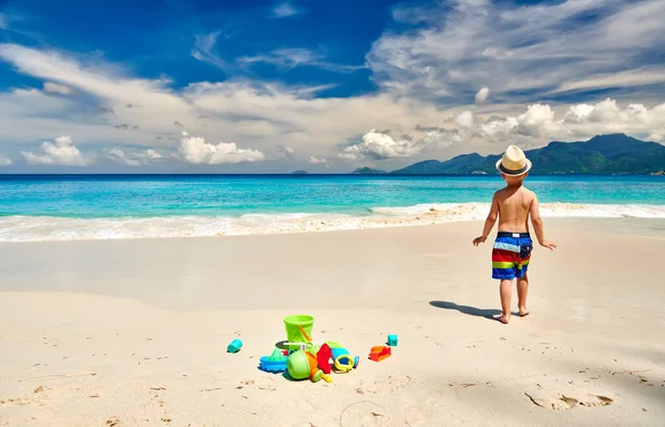 ビーチでビーチのおもちゃで遊んでいる3歳の幼児の少年 セーシェルでの夏休み — ストック写真