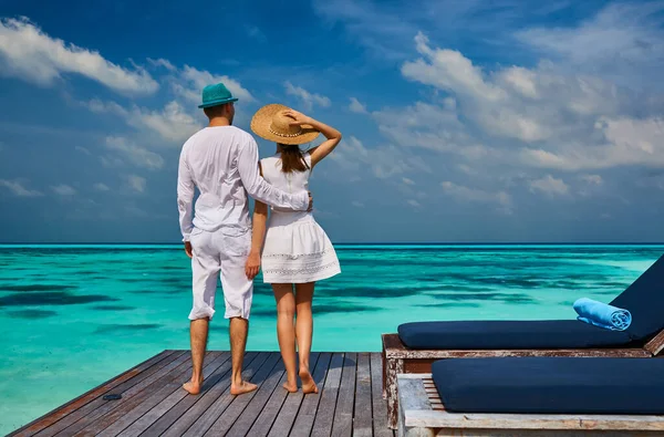 Couple Blanc Sur Une Jetée Tropicale Aux Maldives — Photo