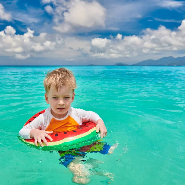 Трехлетний Мальчик Пляже Сейшельских Островах Плавает Надувным Кольцом — стоковое фото