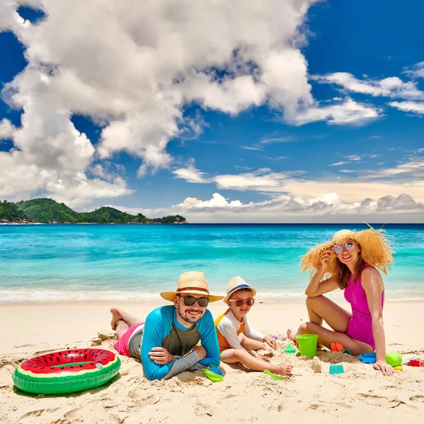 Famiglia Sulla Spiaggia Giovane Coppia Con Bambino Tre Anni Vacanze — Foto Stock