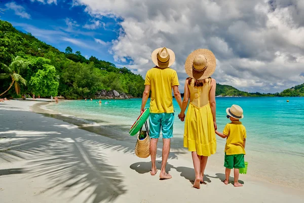 Family Beach Young Couple Yellow Three Year Old Boy Summer — Stock Photo, Image