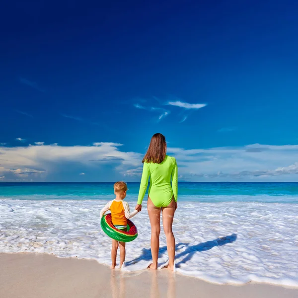 Menino Três Anos Praia Com Mãe Férias Família Verão Seychelles — Fotografia de Stock