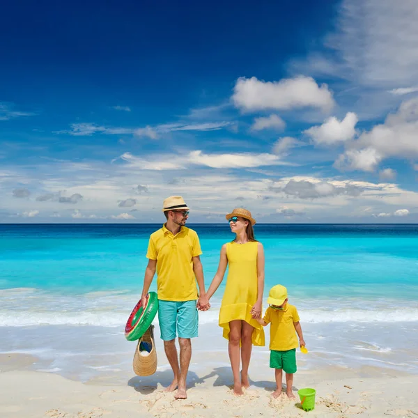 Família Bela Praia Petite Anse Jovem Casal Amarelo Com Menino — Fotografia de Stock