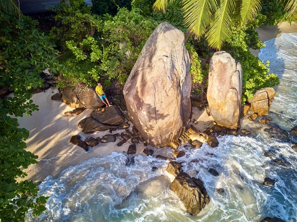 Man Mooi Strand Met Palmbomen Rotsen Bovenaanzicht Drone Schot Seychellen — Stockfoto