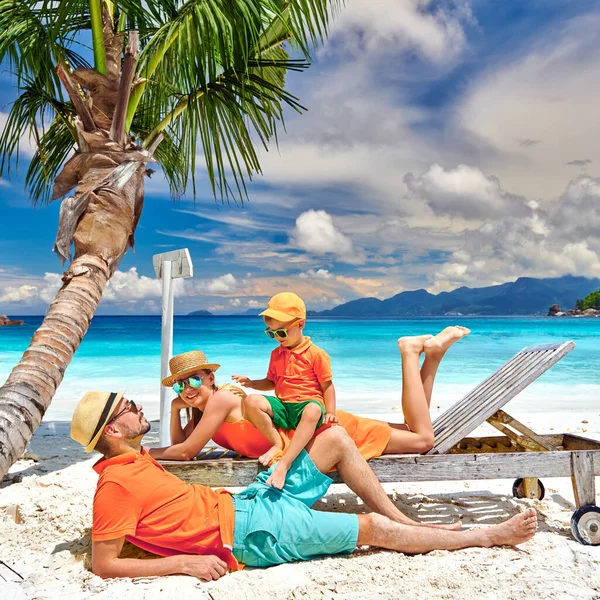 Gezin Mooi Petite Anse Strand Jong Stel Met Drie Jaar — Stockfoto