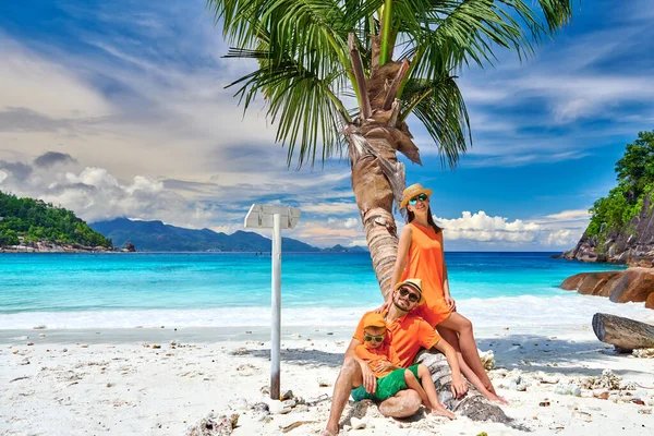 Familj Vackra Petite Anse Stranden Ungt Par Med Tre Gammal — Stockfoto