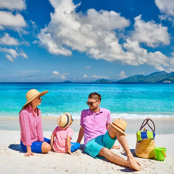 Rodzina Pięknej Plaży Anse Soleil Młoda Para Trzyletnim Synkiem Wakacje — Zdjęcie stockowe