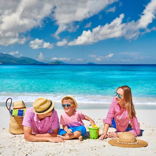 Familia Hermosa Playa Anse Soleil Pareja Joven Con Niño Tres —  Fotos de Stock