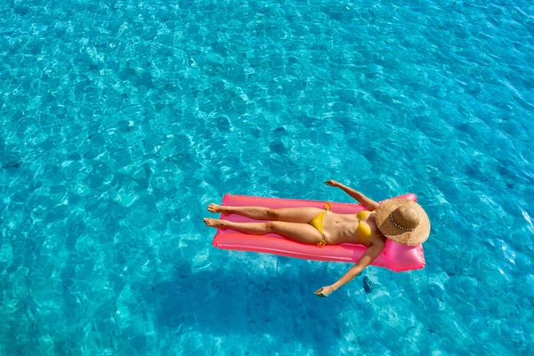 Mujer Relajándose Alfombra Inflable Flotar Playa —  Fotos de Stock