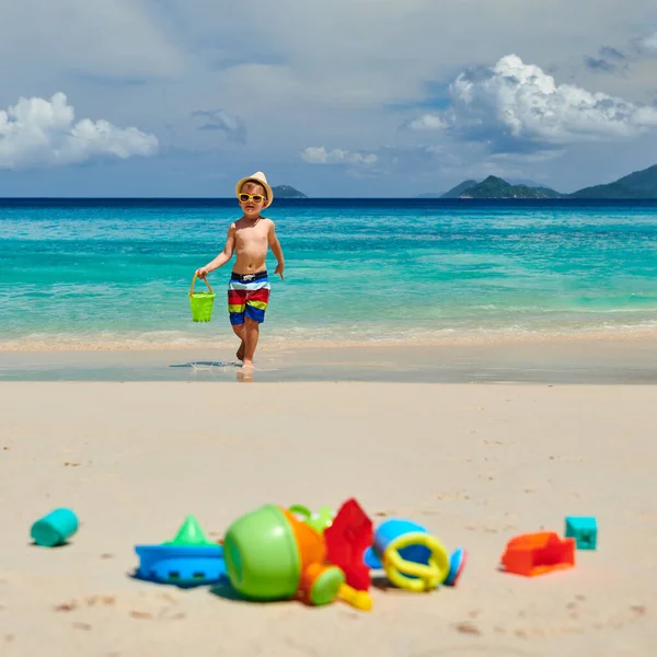 Een Peuter Van Drie Die Met Strandspeelgoed Het Strand Speelt — Stockfoto