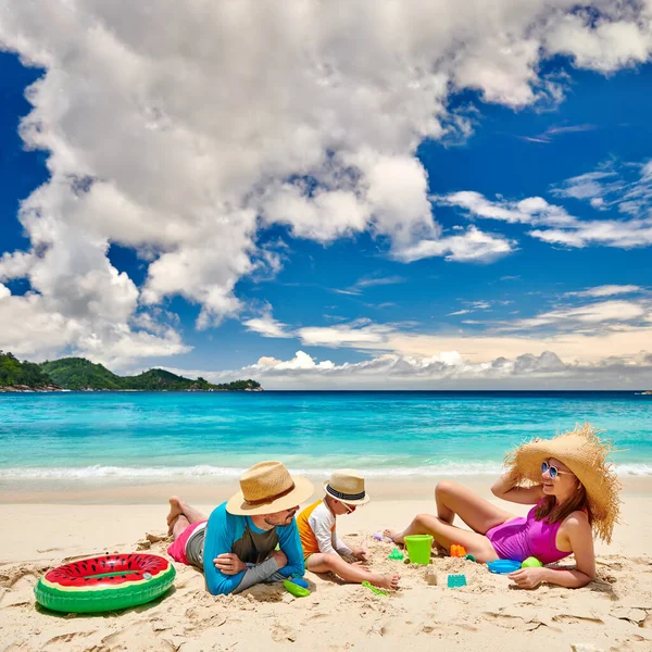 Семья Пляже Молодая Пара Трехлетним Мальчиком Летние Каникулы Сейшельских Островах — стоковое фото