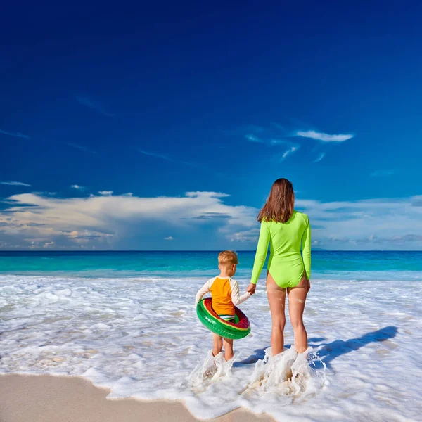 Menino Três Anos Praia Com Mãe Férias Família Verão Seychelles — Fotografia de Stock