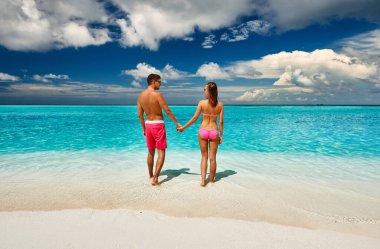 Maldivler de tropikal bir plajda couple