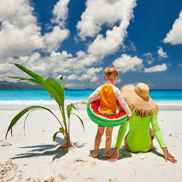 三岁小孩和妈妈在海滩上 在塞舌尔马埃岛的夏季家庭度假 — 图库照片
