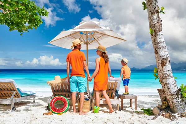 Familie Schönen Strand Petite Anse Junges Paar Mit Dreijährigem Kleinkind — Stockfoto