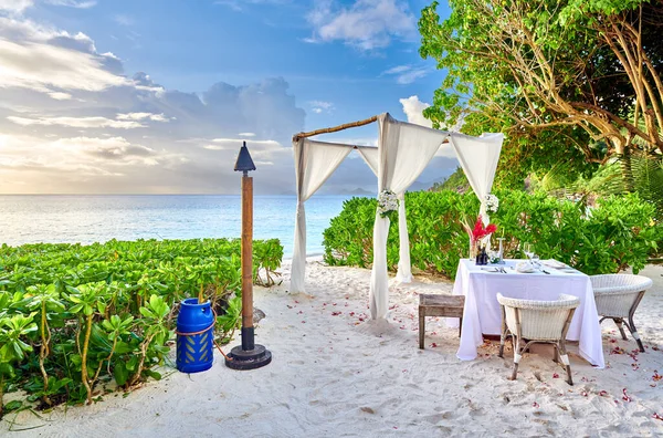Mesa Preparada Para Una Cena Romántica Playa Mahe Seychelles — Foto de Stock