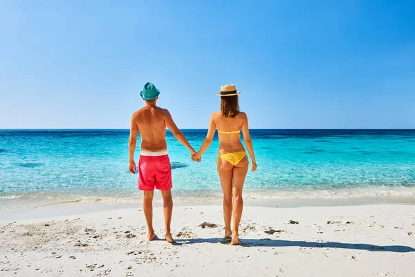Paar Spaziert Einem Tropischen Strand Perhentische Inseln — Stockfoto