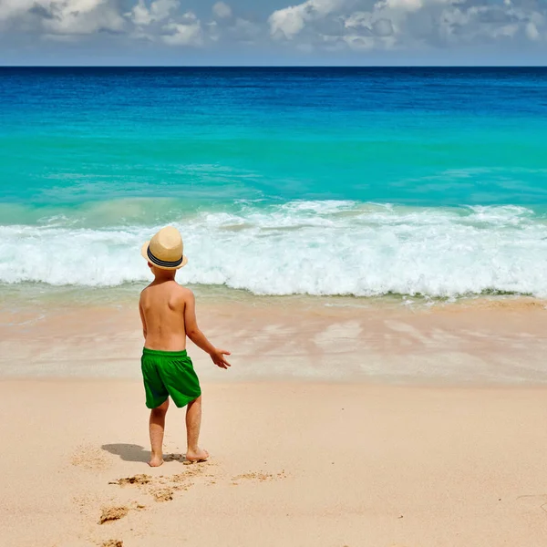 ビーチを歩いている3歳の幼児 セーシェルでの夏休み — ストック写真