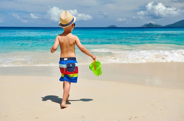 ビーチでビーチのおもちゃで遊んでいる3歳の幼児の少年 セーシェルでの夏休み — ストック写真