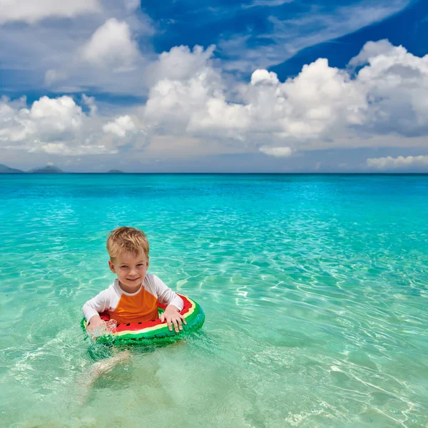 Ragazzo Bambino Tre Anni Sulla Spiaggia Alle Seychelles Che Nuota — Foto Stock