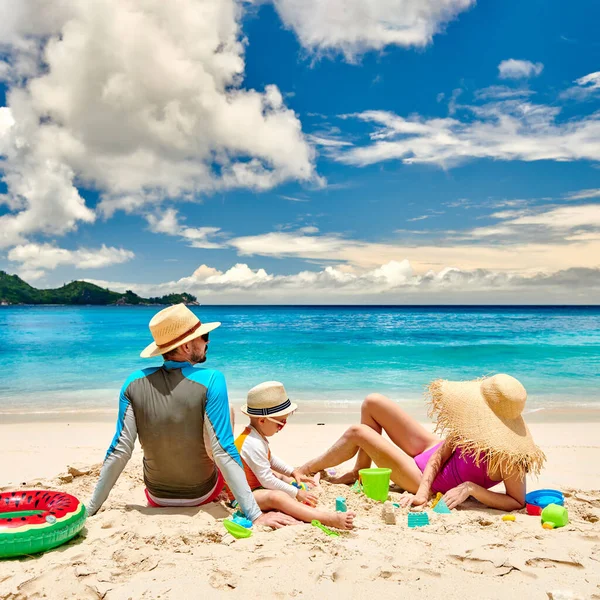 Οικογένεια Στην Παραλία Νεαρό Ζευγάρι Τρίχρονο Αγόρι Θερινές Διακοπές Στις — Φωτογραφία Αρχείου