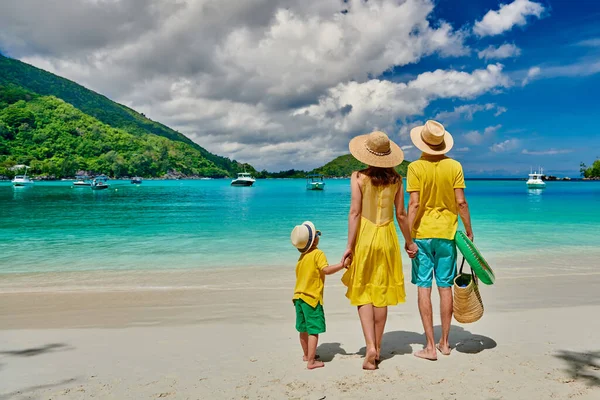 Familia Playa Pareja Joven Amarillo Con Niño Tres Años Vacaciones —  Fotos de Stock