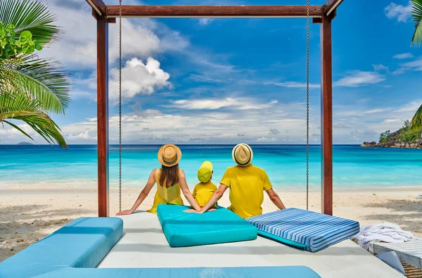 Familie Schönen Strand Petite Anse Junges Paar Gelb Mit Dreijährigem — Stockfoto