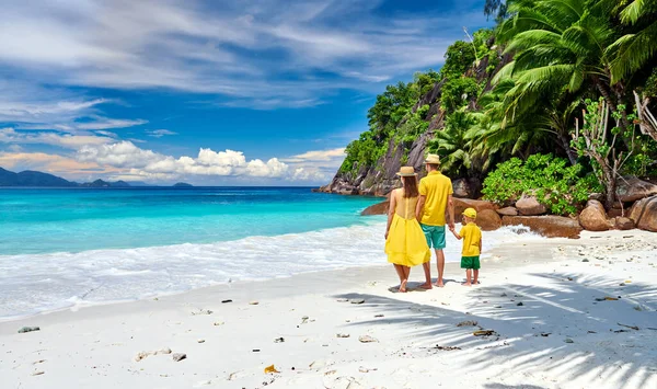美しいプチアンセビーチでの家族 3歳の幼児の男の子と黄色の若いカップル セーシェルでの夏休み — ストック写真