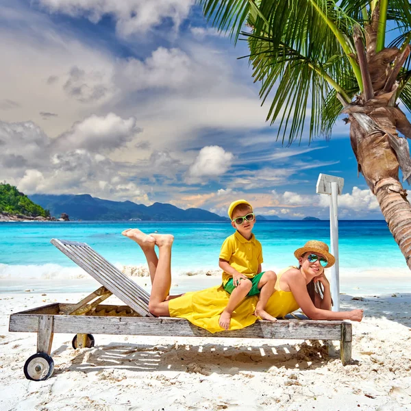 Familie Schönen Strand Von Petite Anse Mutter Mit Dreijährigem Kleinkind — Stockfoto